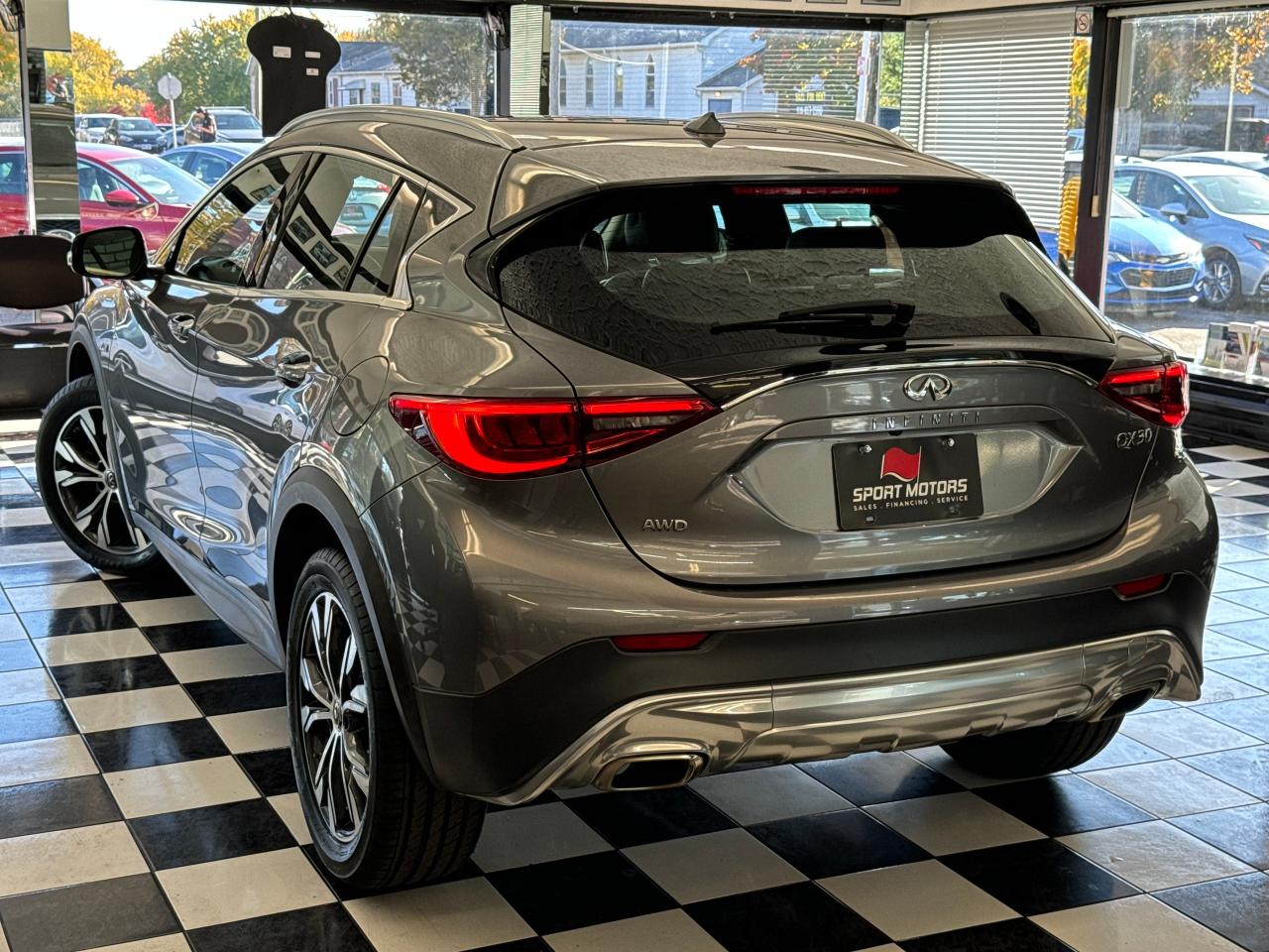 2017 Infiniti QX30 QX30 AWD+New Tires+Roof+CAM+ONE OWNER+CLEAN CARFAX Photo77