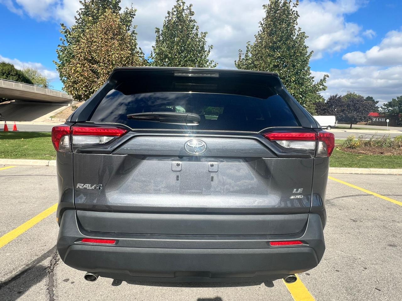 2022 Toyota RAV4 LE Photo4