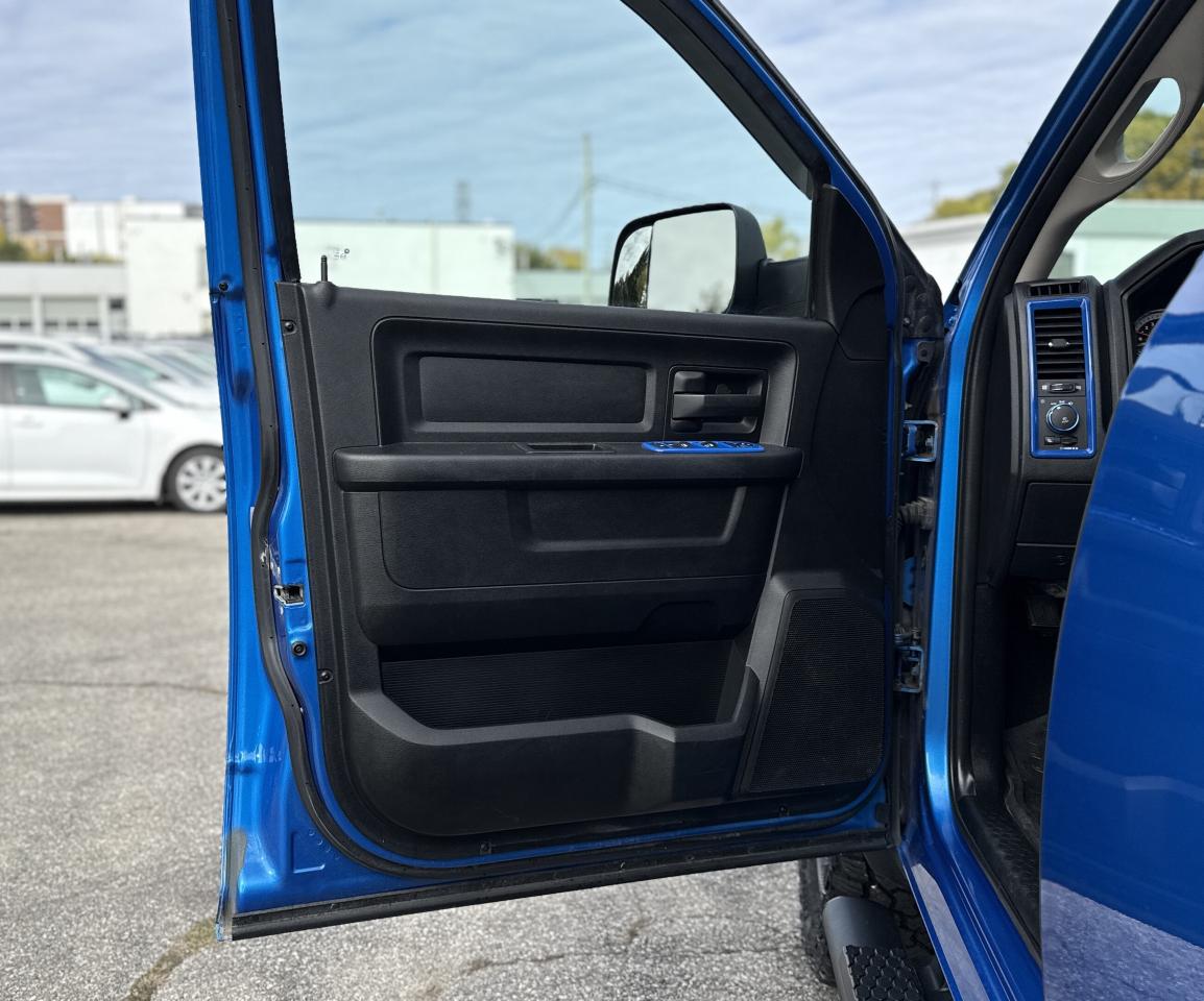 2021 RAM 1500 Classic Express 4x4 Crew Cab 5'7  Box | REMOTE START | Photo