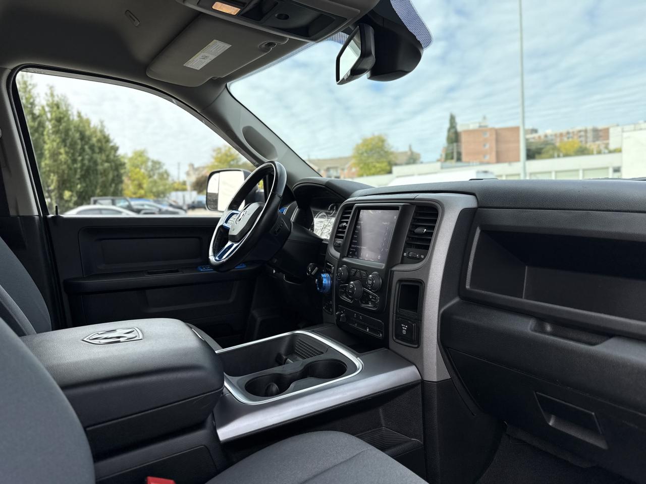 2021 RAM 1500 Classic Express 4x4 Crew Cab 5'7  Box | REMOTE START | Photo