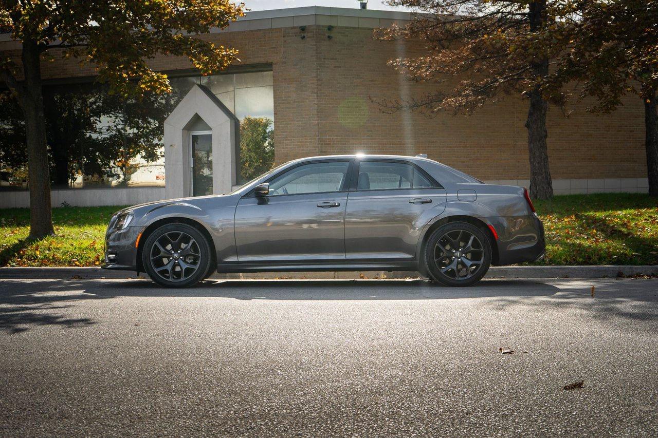 2022 Chrysler 300 300 TOURING L Photo