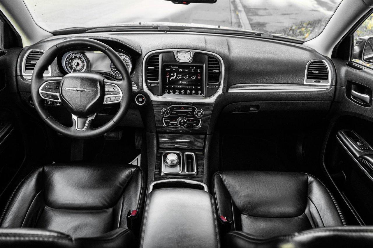 2022 Chrysler 300 300 TOURING L Photo