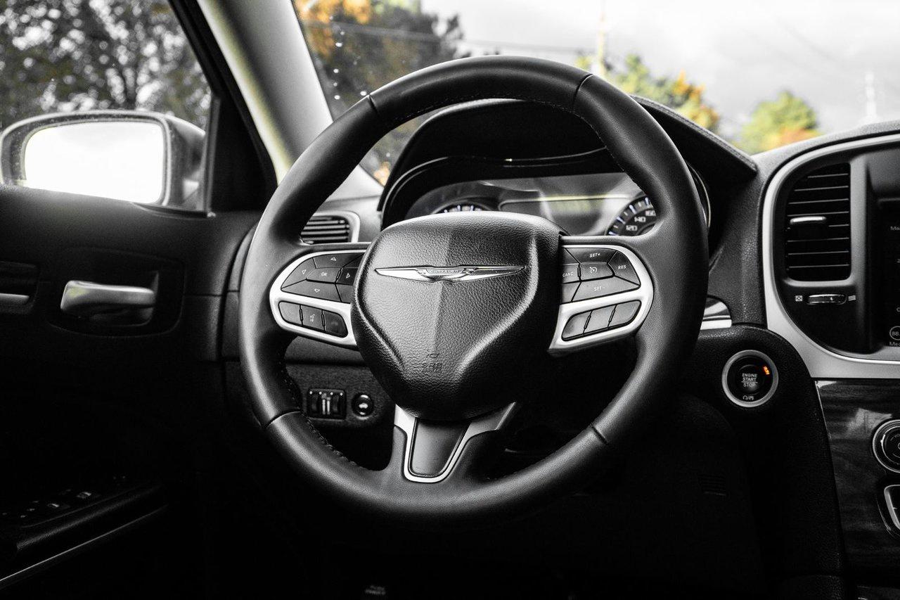 2022 Chrysler 300 300 TOURING L Photo