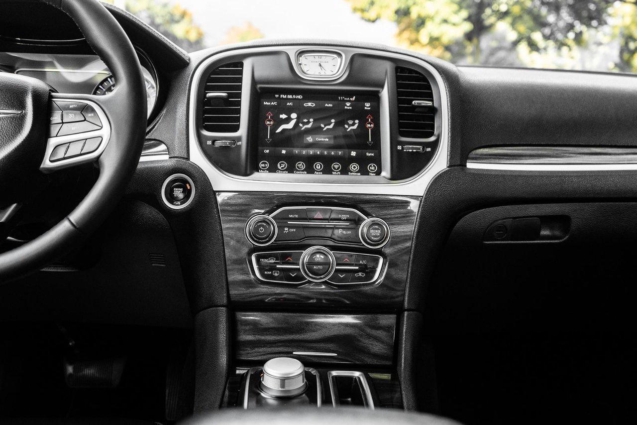 2022 Chrysler 300 300 TOURING L Photo