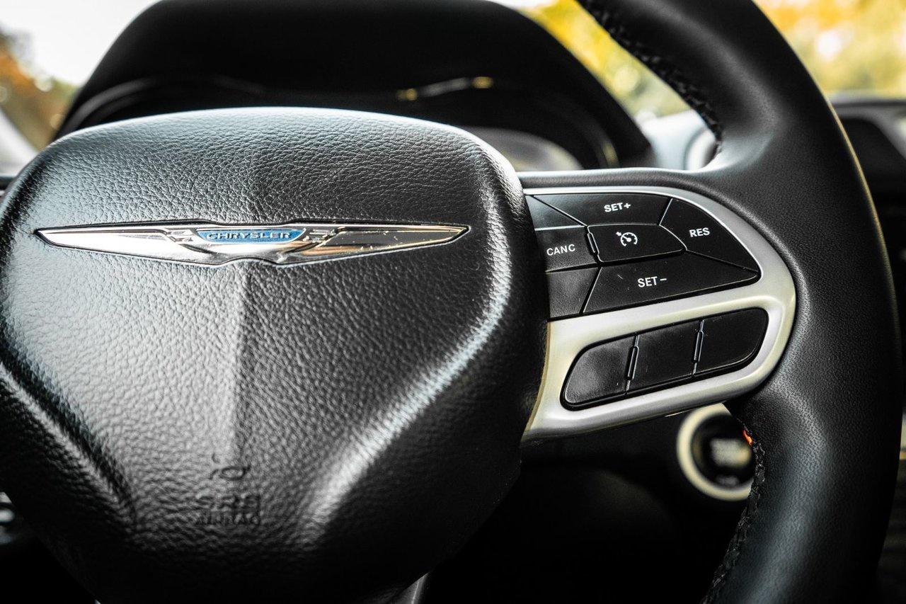 2022 Chrysler 300 300 TOURING L Photo