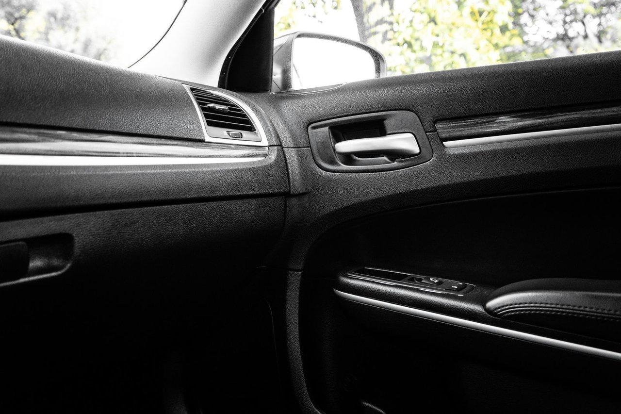 2022 Chrysler 300 300 TOURING L Photo