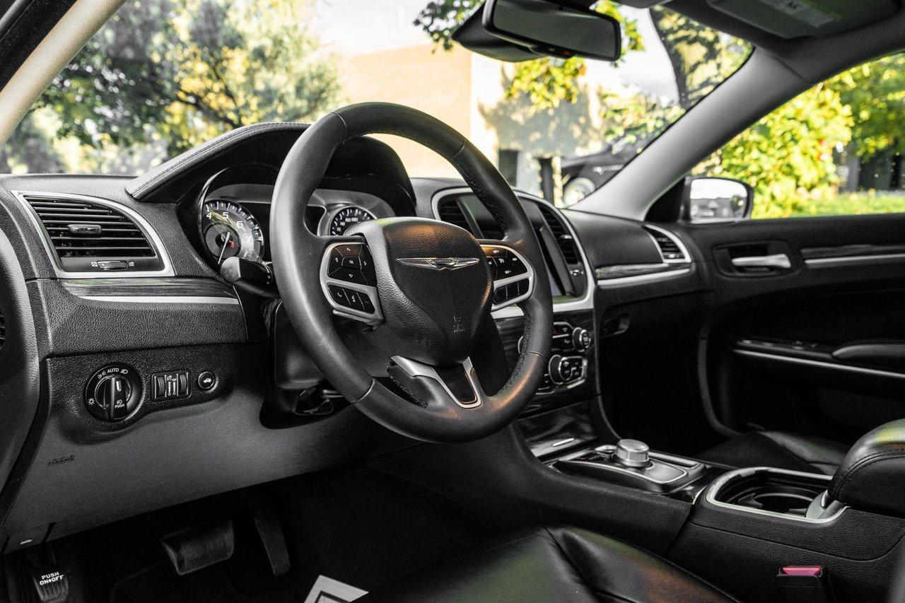 2022 Chrysler 300 300 TOURING L Photo