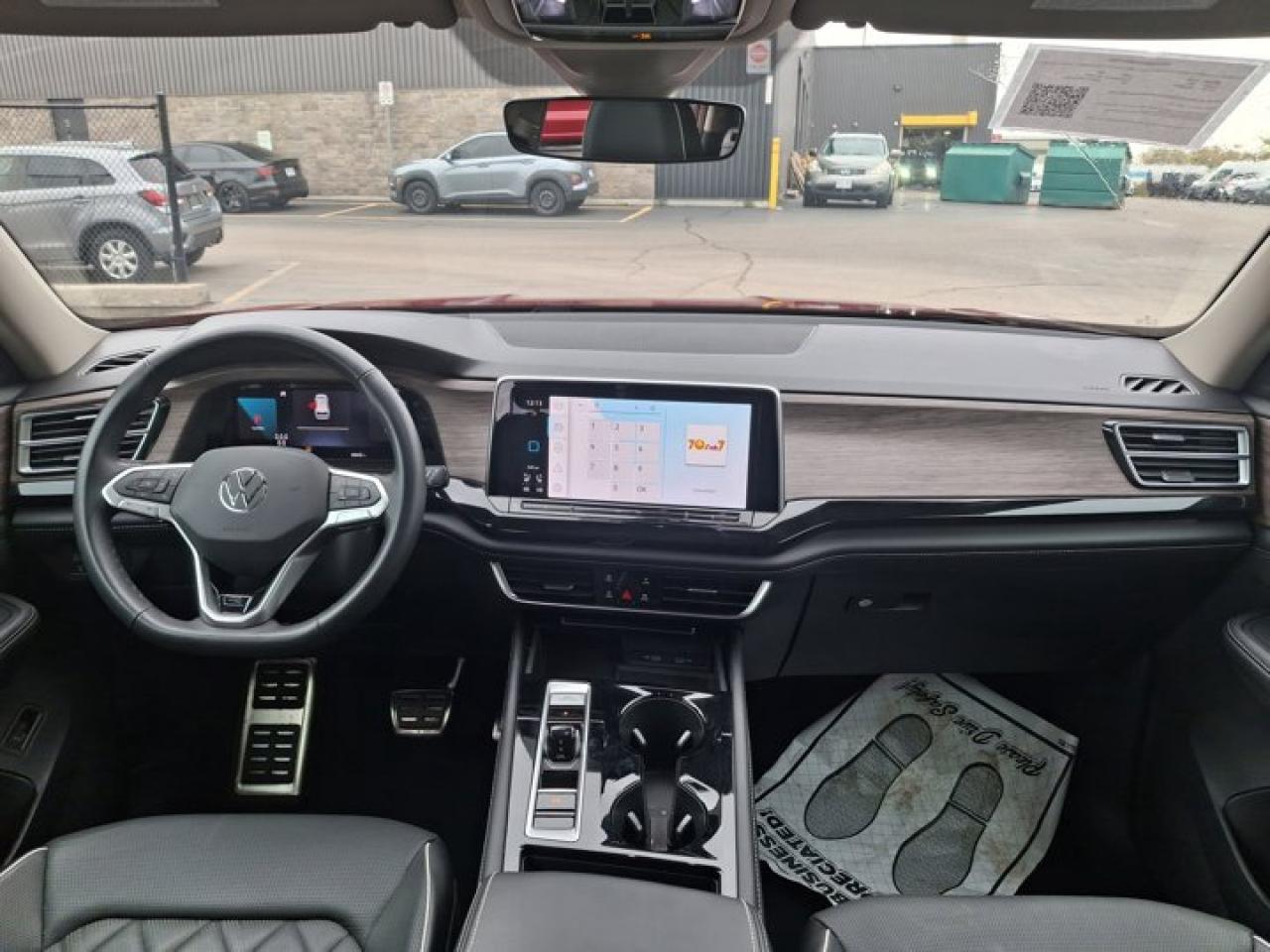 2024 Volkswagen Atlas Execline R-Line AWD | Leather | Pano Roof | Nav | 360 Camera | HUD | Adaptive Cruise | and More ! Photo4