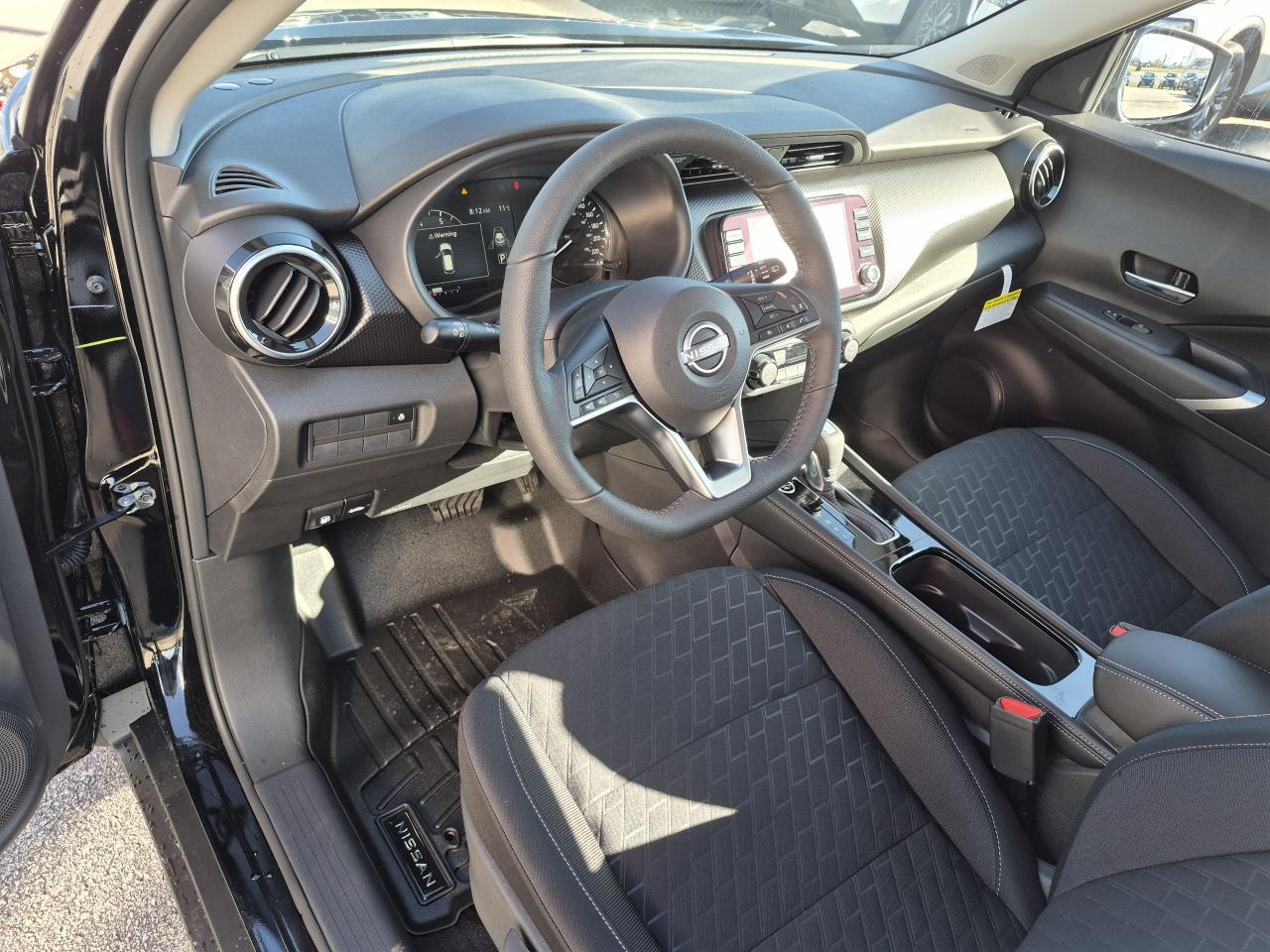 2025 Nissan Kicks Play SV FWD Photo6