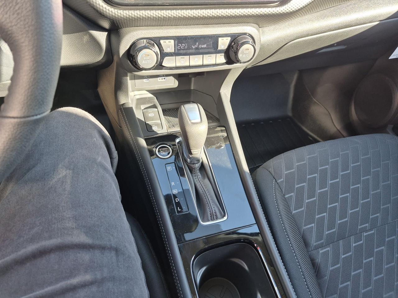 2025 Nissan Kicks Play SV FWD Photo10