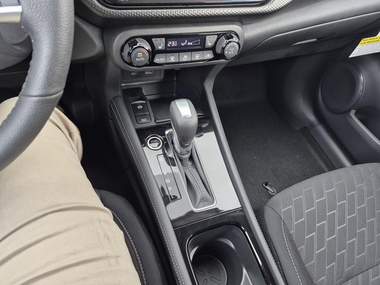 2025 Nissan Kicks Play SV FWD Photo24