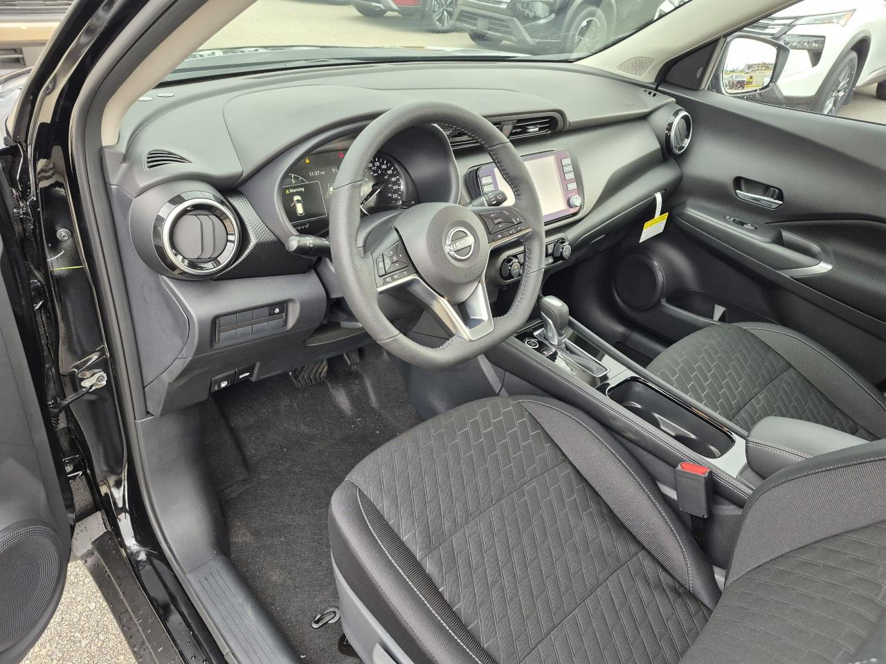 2025 Nissan Kicks Play SV FWD Photo6