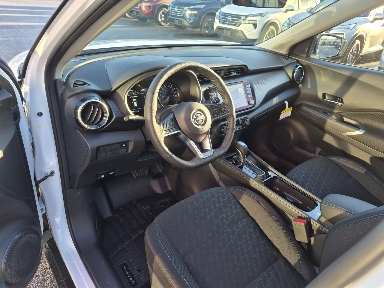 2025 Nissan Kicks Play SV FWD Photo6