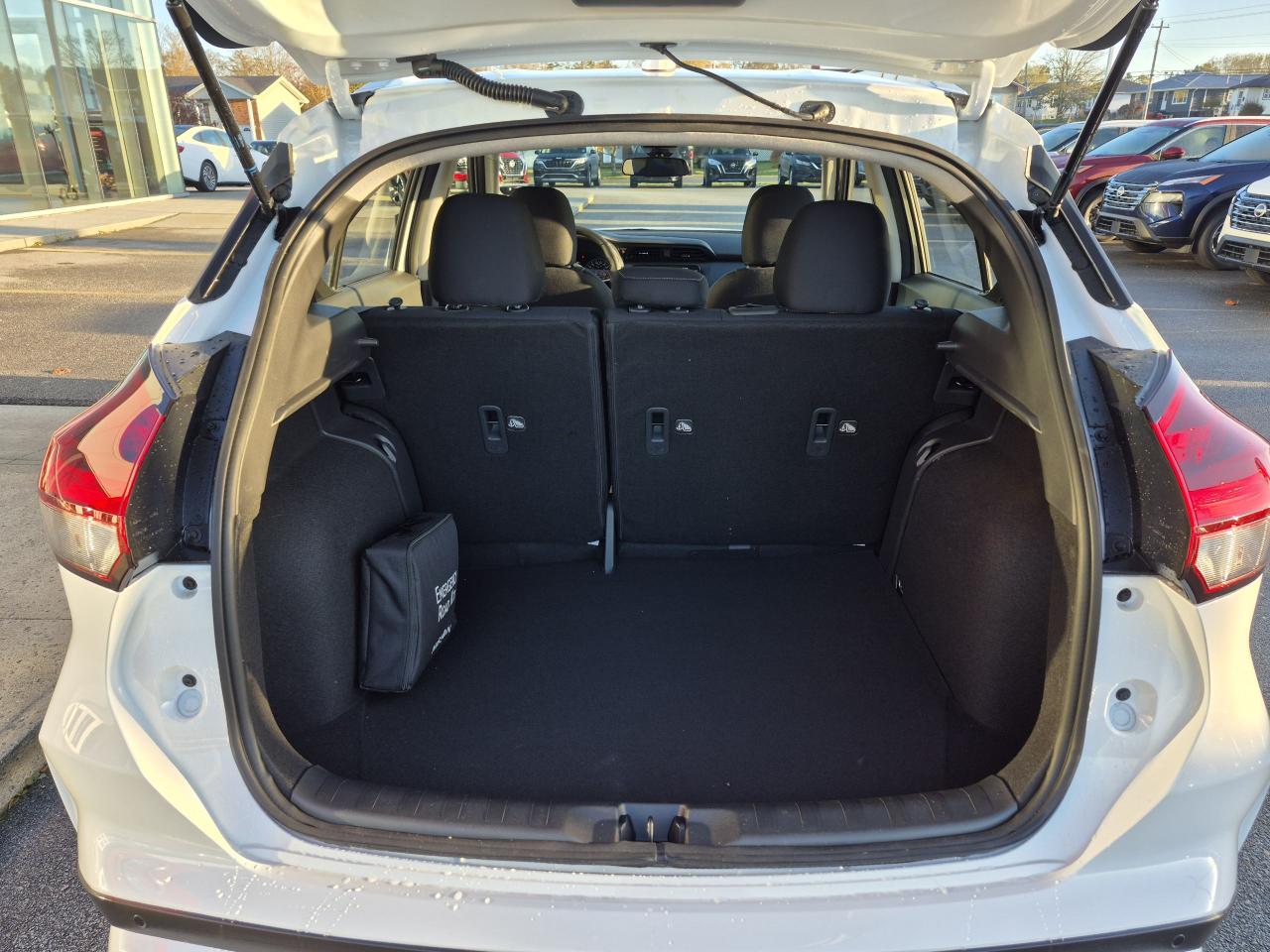 2025 Nissan Kicks Play SV FWD Photo13