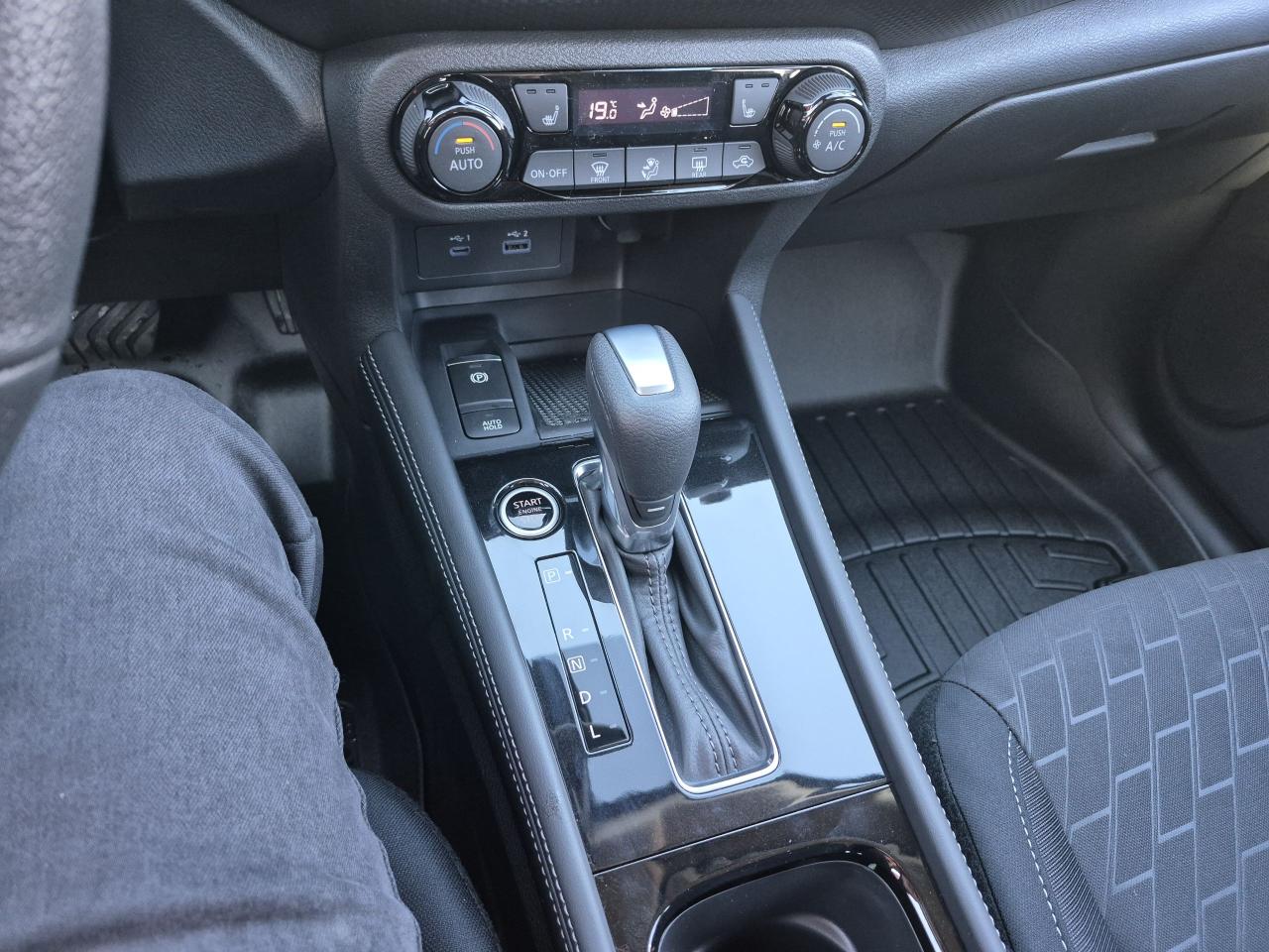 2025 Nissan Kicks Play SV FWD Photo10