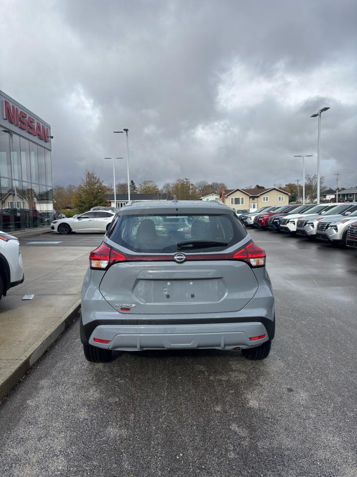 2025 Nissan Kicks Play SV FWD Photo4