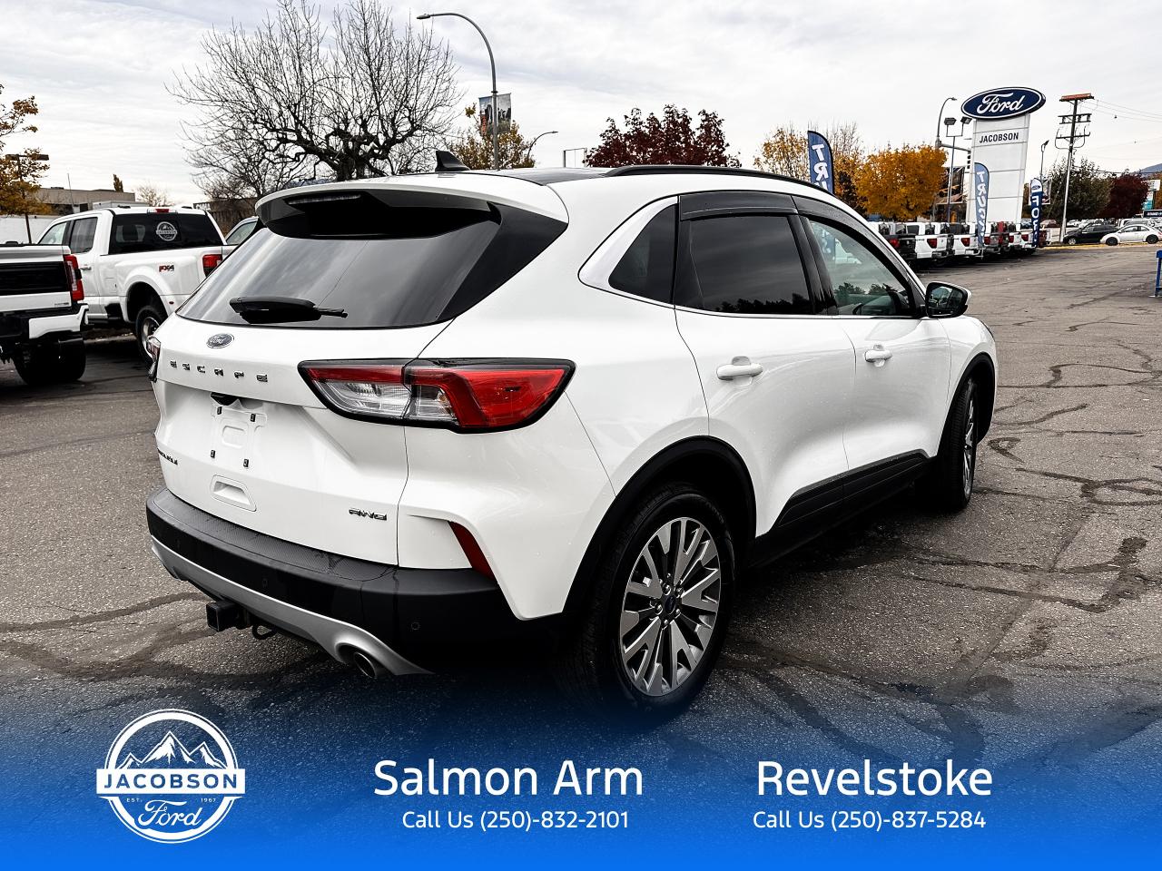 2022 Ford Escape Titanium Photo4