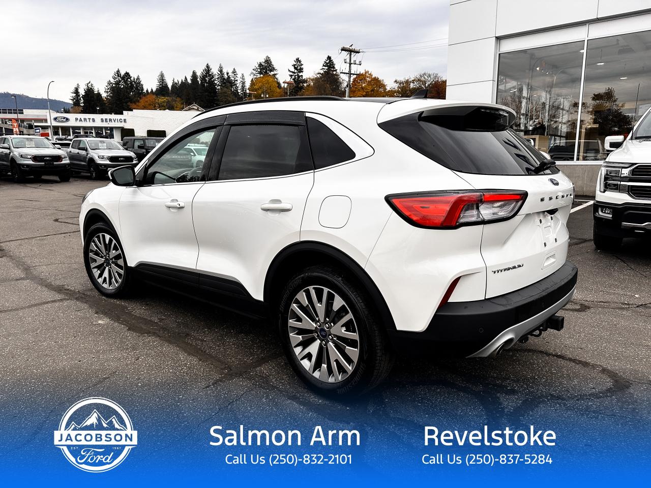 2022 Ford Escape Titanium Photo2