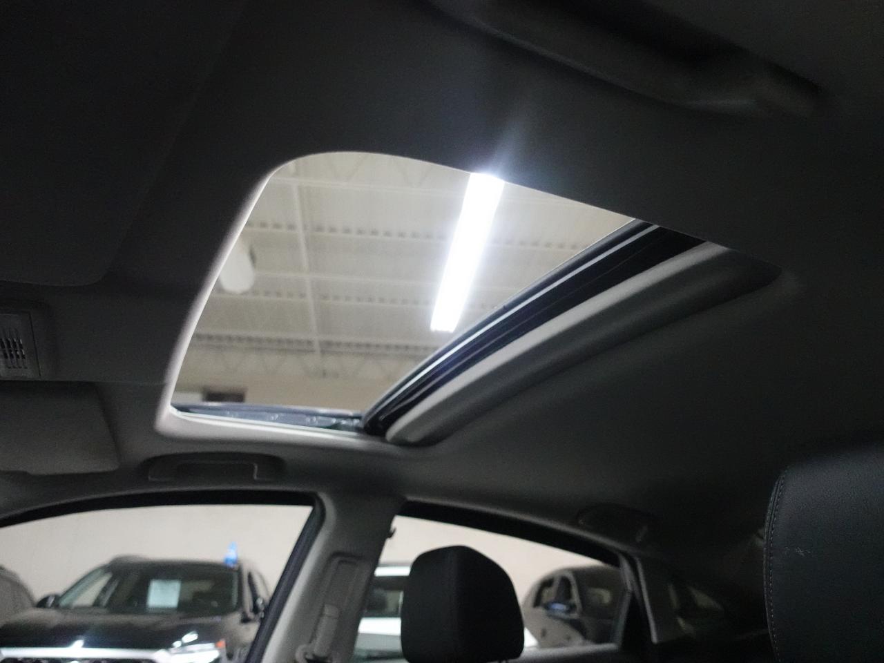 2020 Honda Civic TOURING | Nav | Leather | Sunroof | BSM | CarPlay Photo