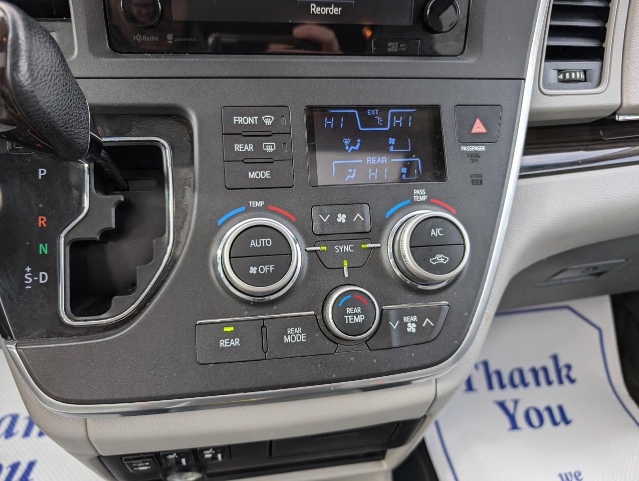 2015 Toyota Sienna XLE AWD | LEATHER | HEATED SEATS - Photo #9
