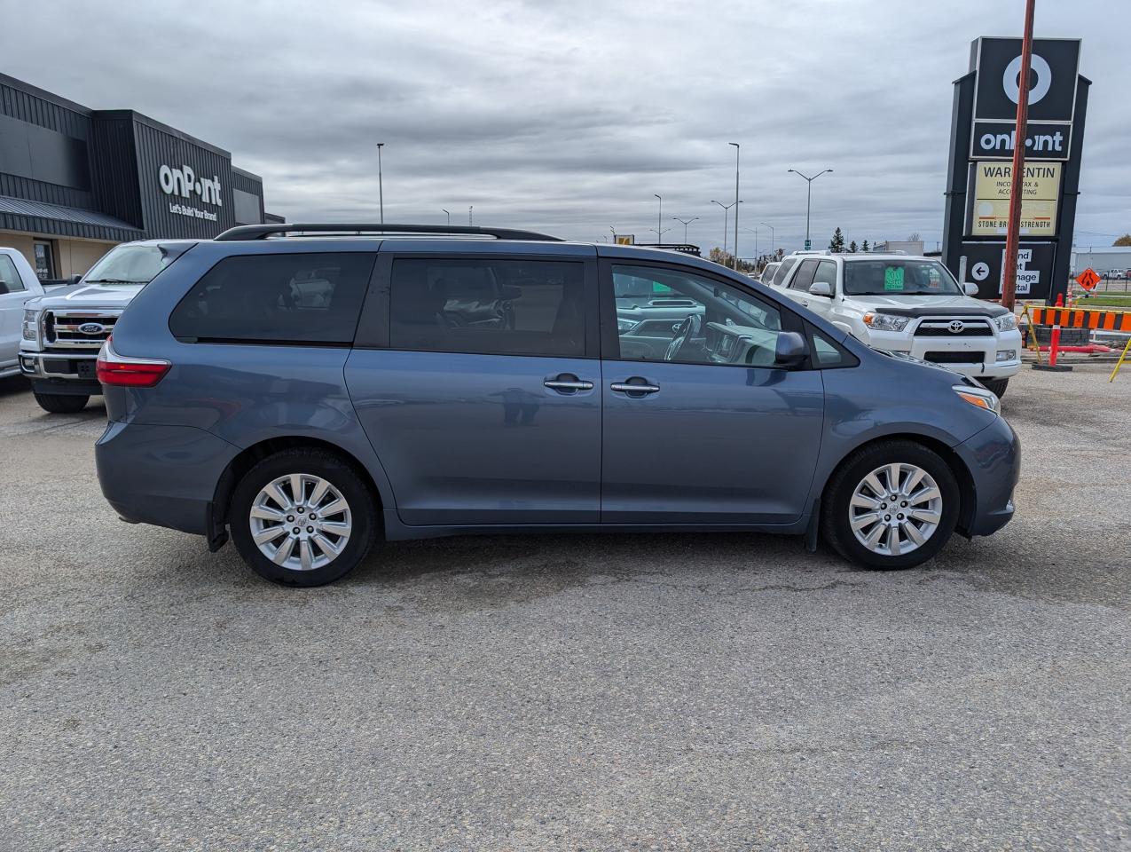 2015 Toyota Sienna XLE AWD | LEATHER | HEATED SEATS - Photo #3
