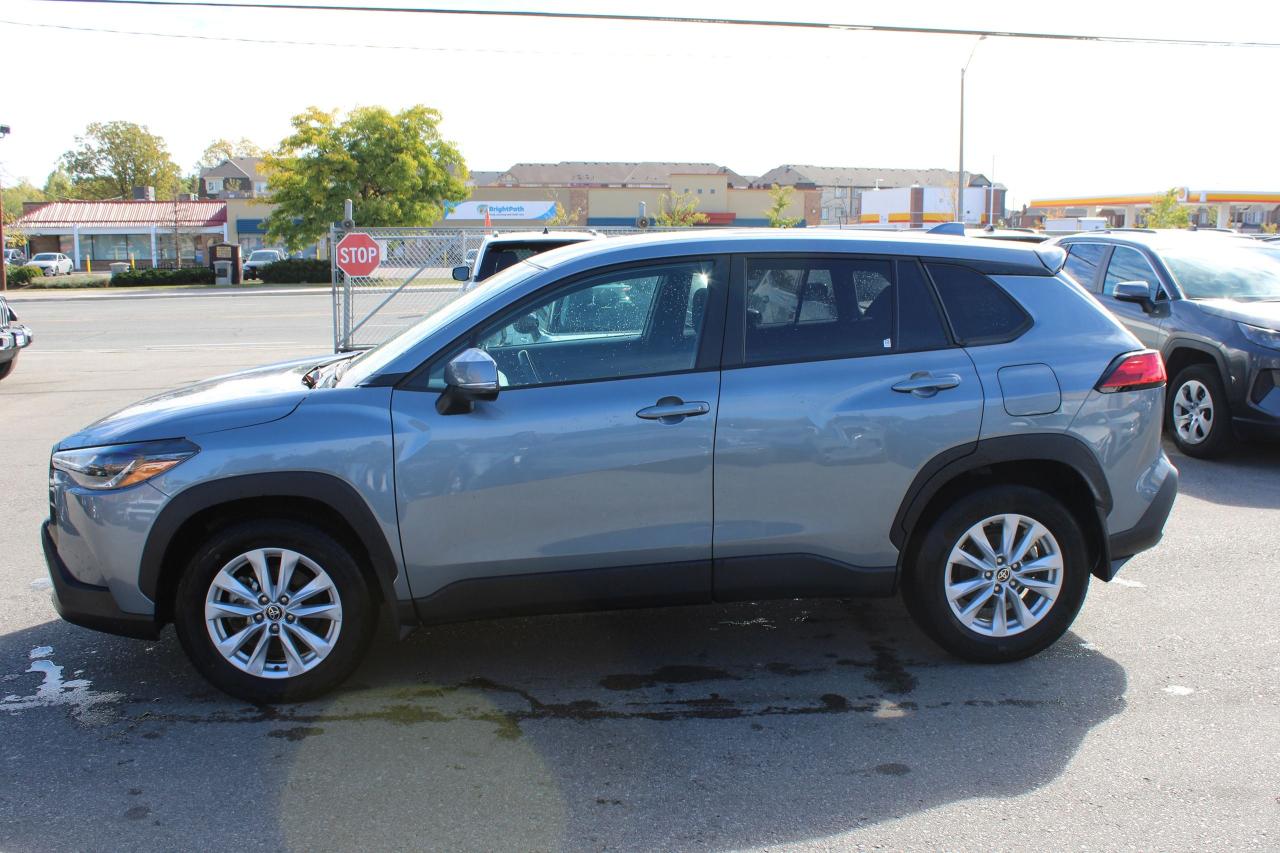 2023 Toyota Corolla Cross LE AWD Photo3
