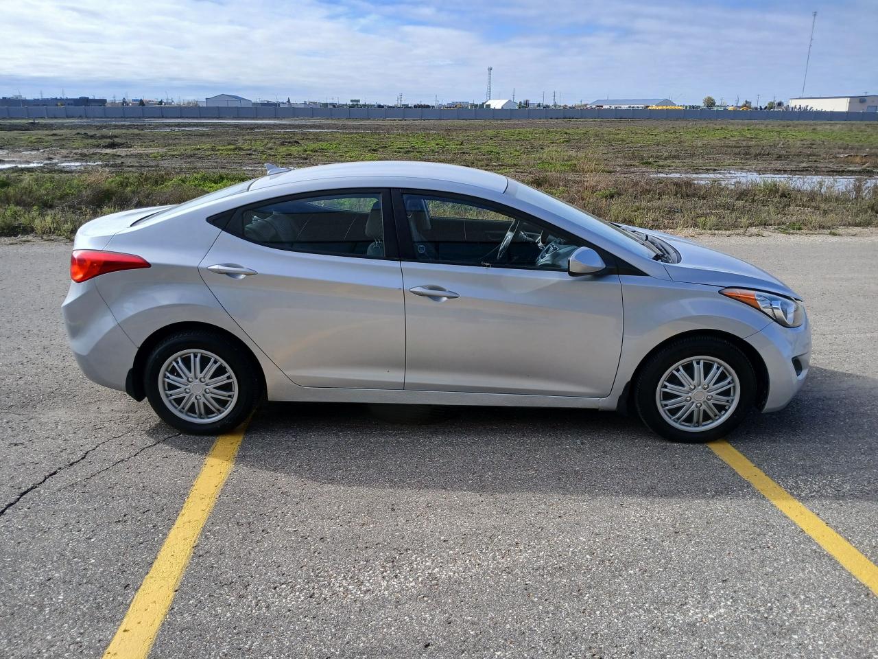 2012 Hyundai Elantra GL - Photo #4