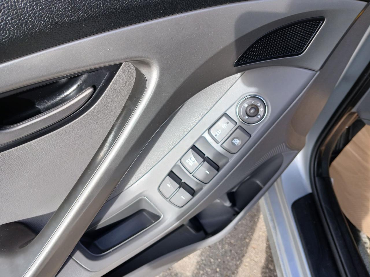 2012 Hyundai Elantra GL - Photo #11