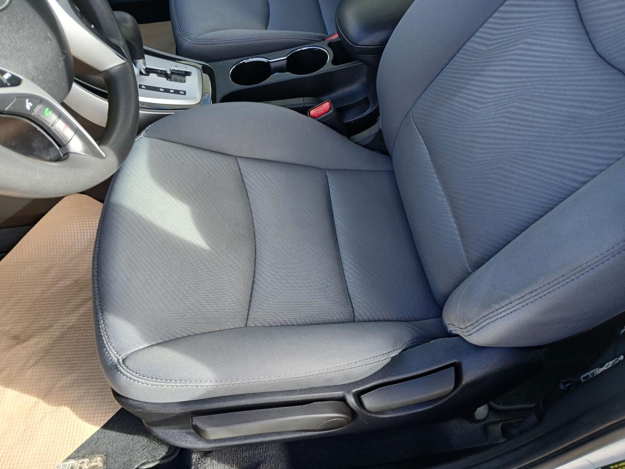 2012 Hyundai Elantra GL - Photo #10