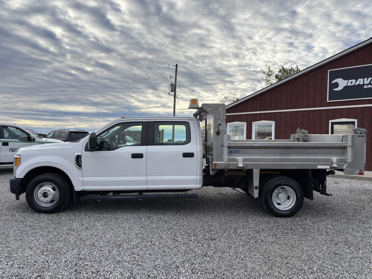 2017 Ford F-350 SD Crew Cab Dumptruck DRW 2WD Photo2