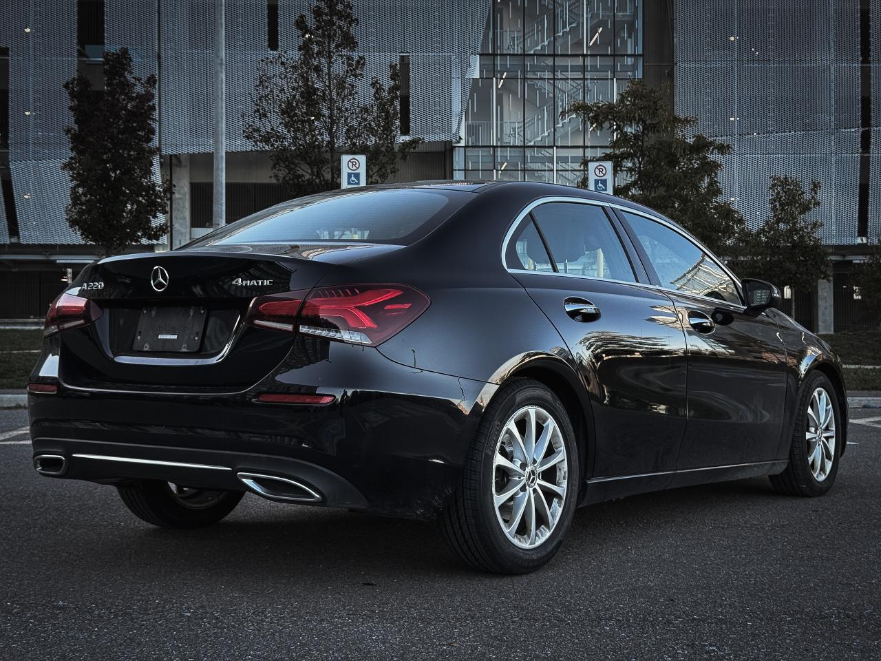 2022 Mercedes-Benz A-Class A 220 4MATIC Sedan | NO ACCIDENT | CLEAN CARFAX | - Photo #4