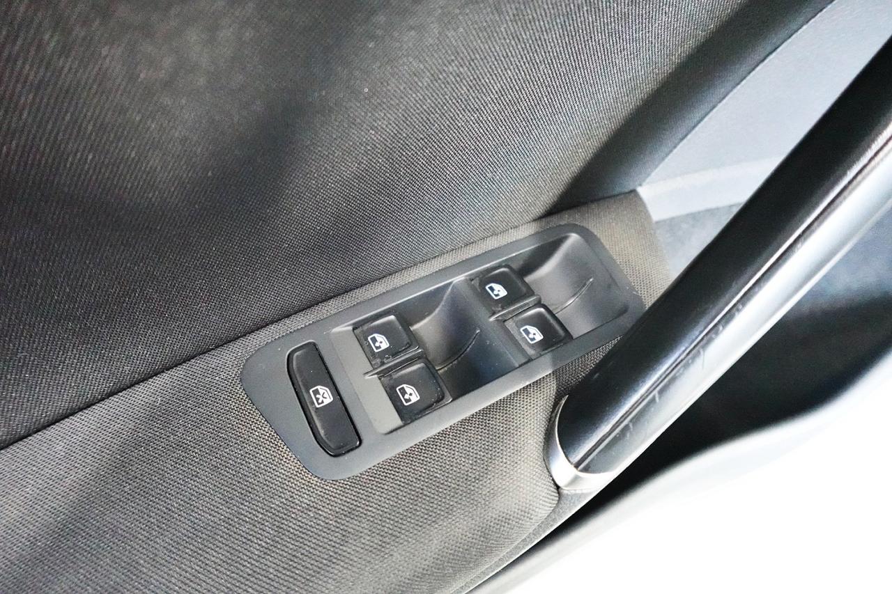 2016 Volkswagen Golf Trendline LOW KM,NO ACCIDENT,SERVICE RECORDS - Photo #14