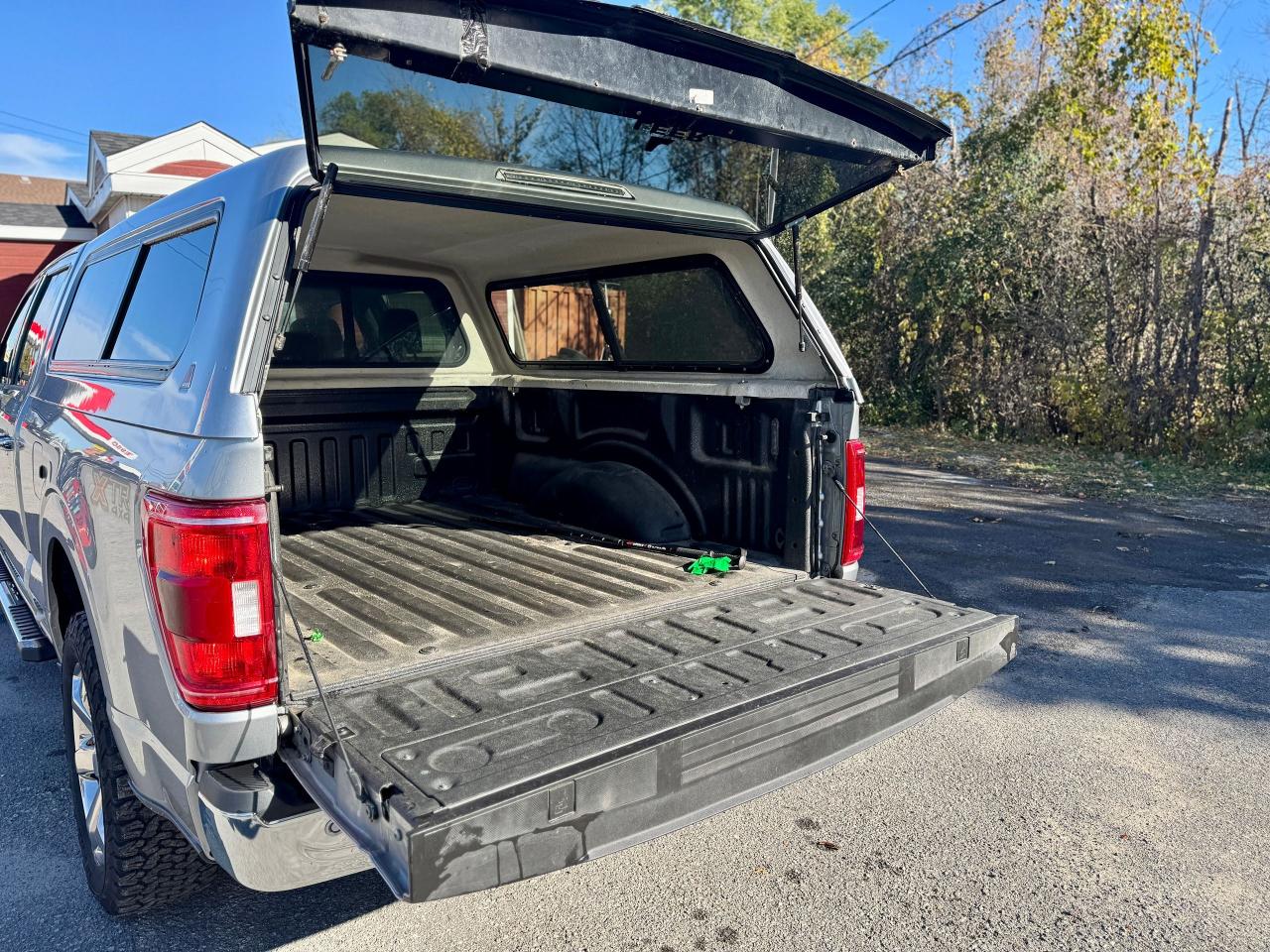 2022 Ford F-150 XLT 4WD W/ CAP CLEAN CARFAX | ONE OWNER - Photo #12