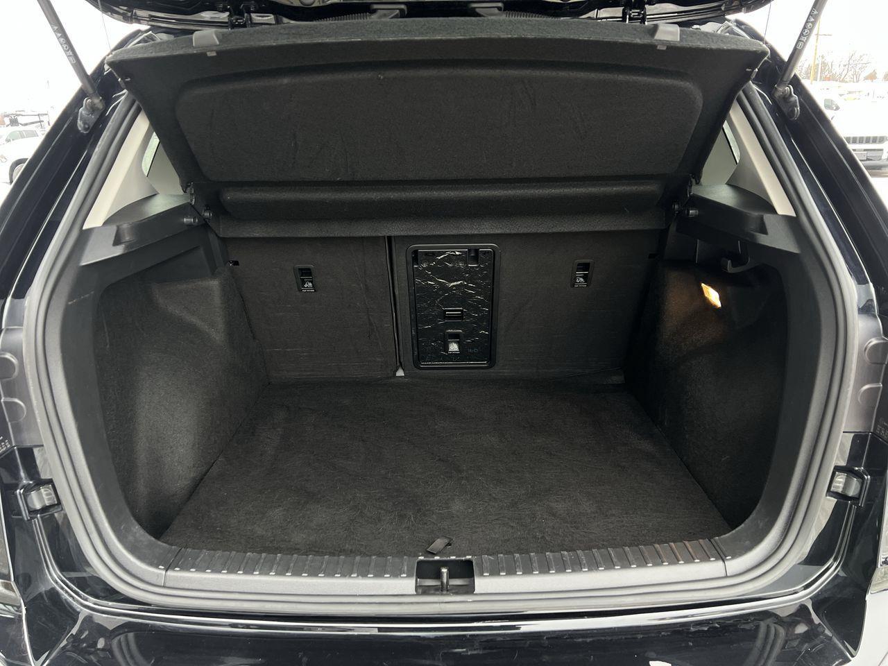 2022 Volkswagen Taos Comfortline AWD, MOONROOF, FRONT HEATED SEATS, CRUISE CONTROL, SIRIUS XM, BACK UP CAM!! Photo