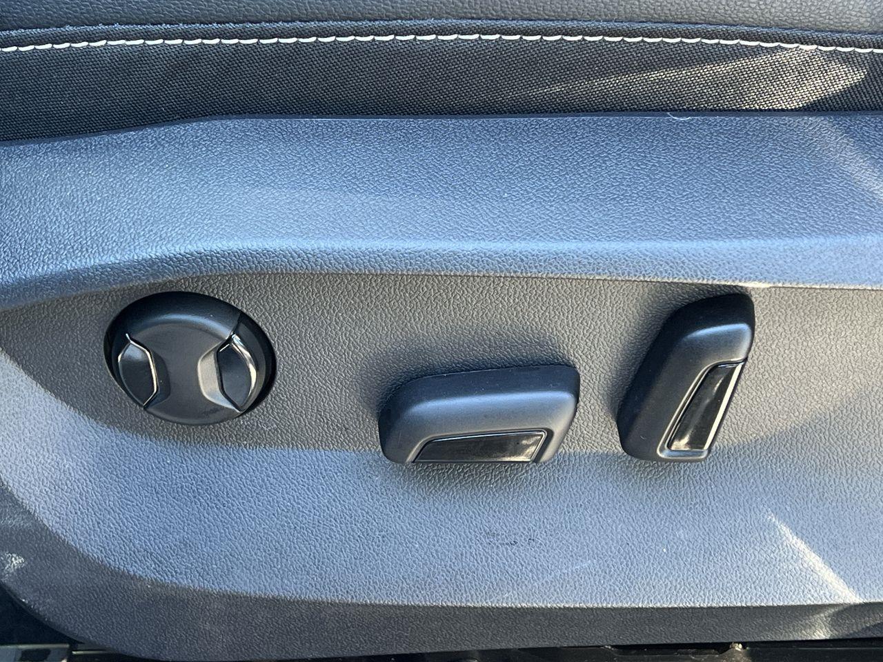 2022 Volkswagen Taos Comfortline AWD, MOONROOF, FRONT HEATED SEATS, CRUISE CONTROL, SIRIUS XM, BACK UP CAM!! Photo