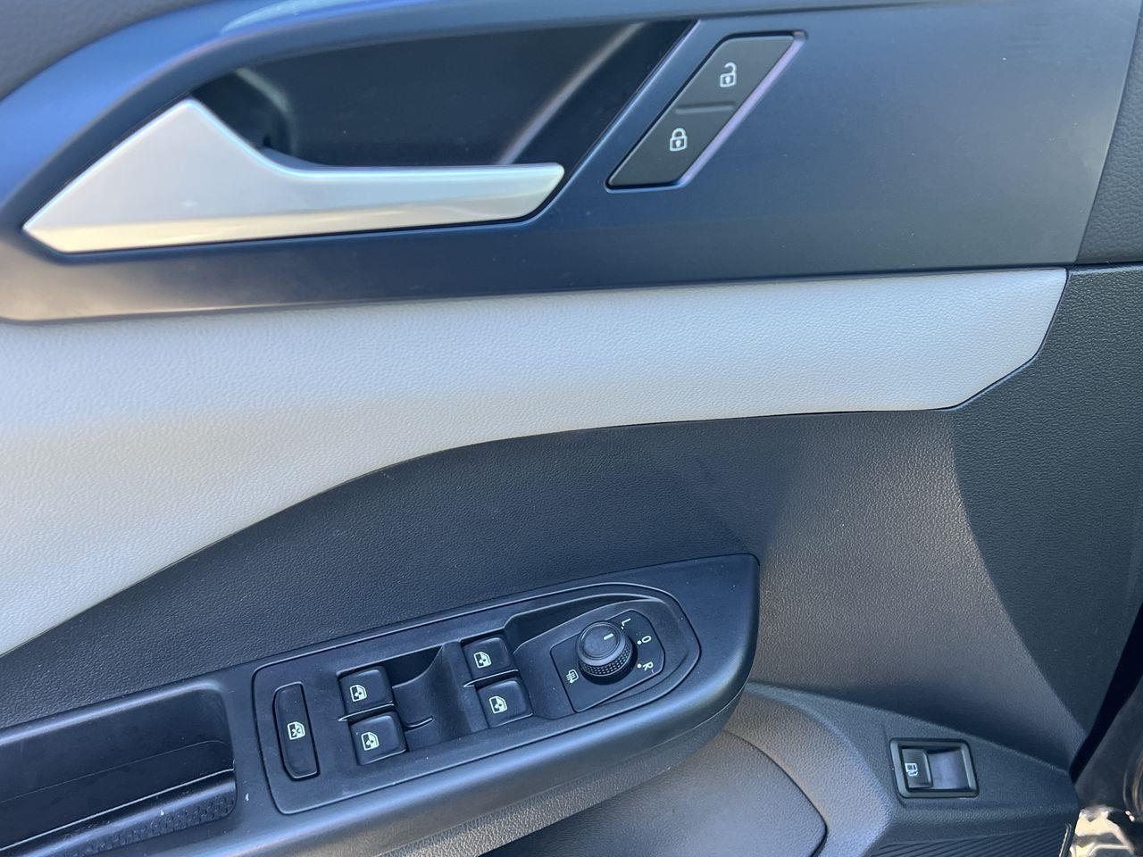 2022 Volkswagen Taos Comfortline AWD, MOONROOF, FRONT HEATED SEATS, CRUISE CONTROL, SIRIUS XM, BACK UP CAM!! Photo