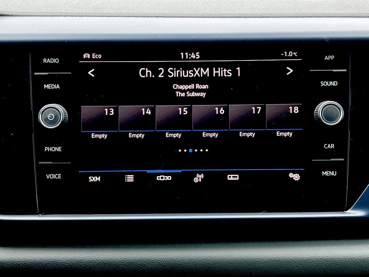 2022 Volkswagen Taos Comfortline AWD, MOONROOF, FRONT HEATED SEATS, CRUISE CONTROL, SIRIUS XM, BACK UP CAM!! Photo