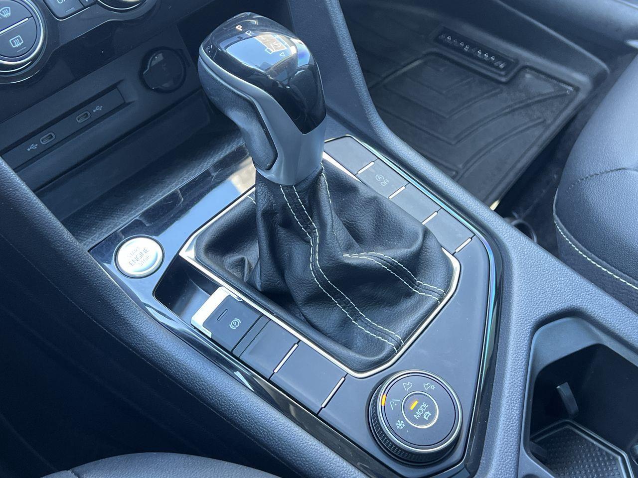 2022 Volkswagen Taos Comfortline AWD, MOONROOF, FRONT HEATED SEATS, CRUISE CONTROL, SIRIUS XM, BACK UP CAM!! Photo