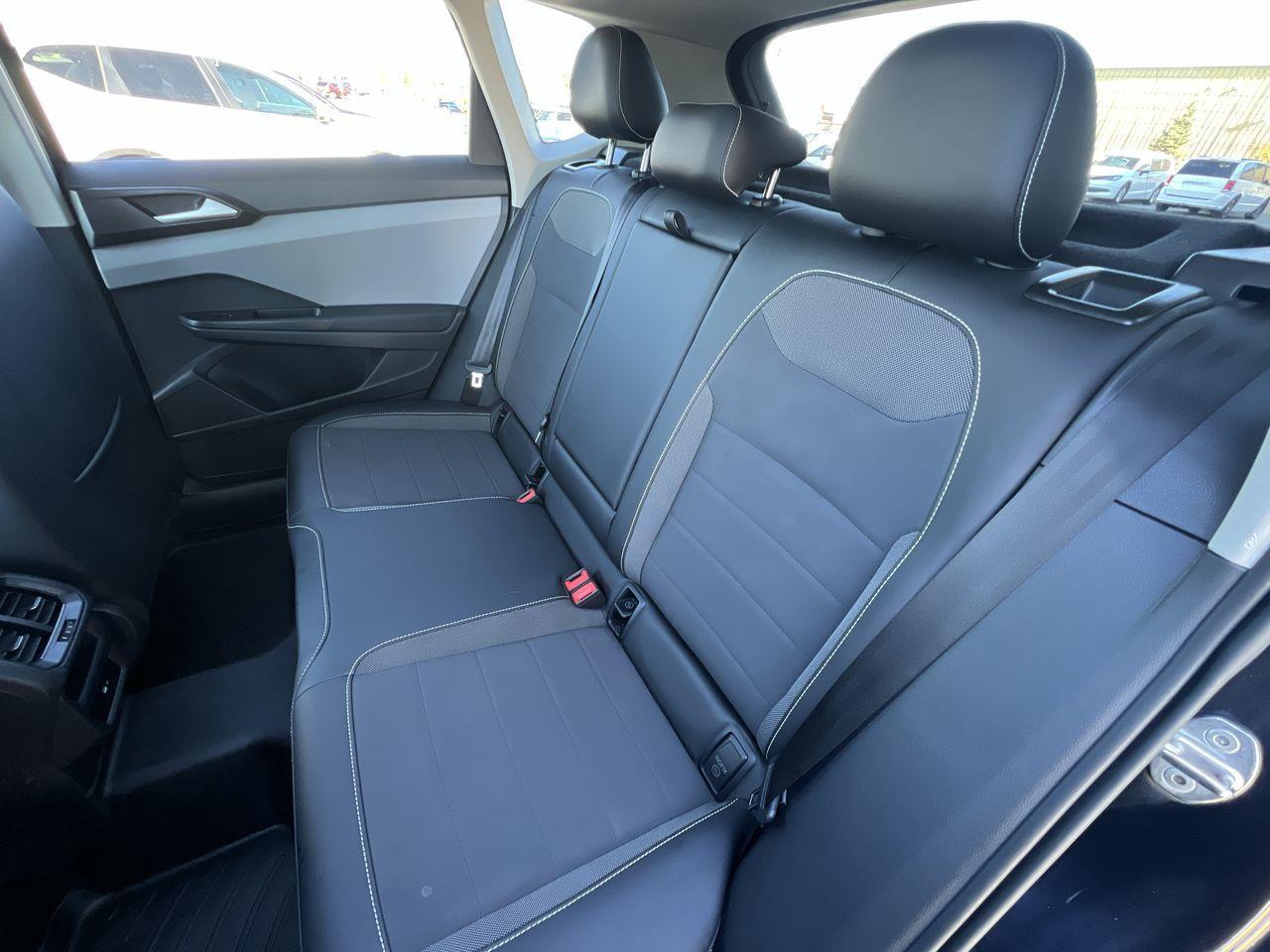 2022 Volkswagen Taos Comfortline AWD, MOONROOF, FRONT HEATED SEATS, CRUISE CONTROL, SIRIUS XM, BACK UP CAM!! Photo
