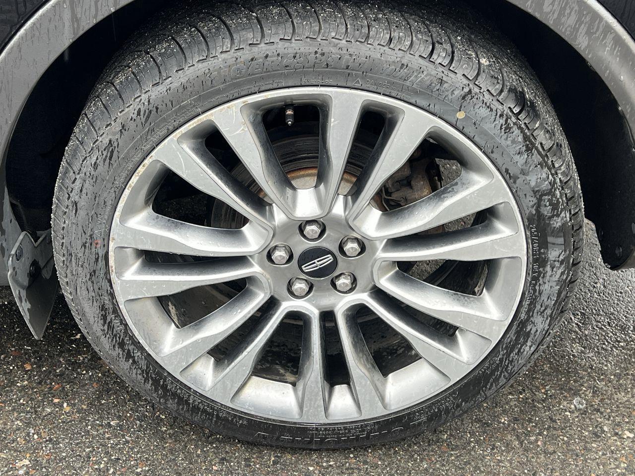 2018 Lincoln MKX Reserve AWD, MOONROOF, HEATED LEATHER SEATS, SIRIUS XM, NAV, BACK UP CAM!! Photo