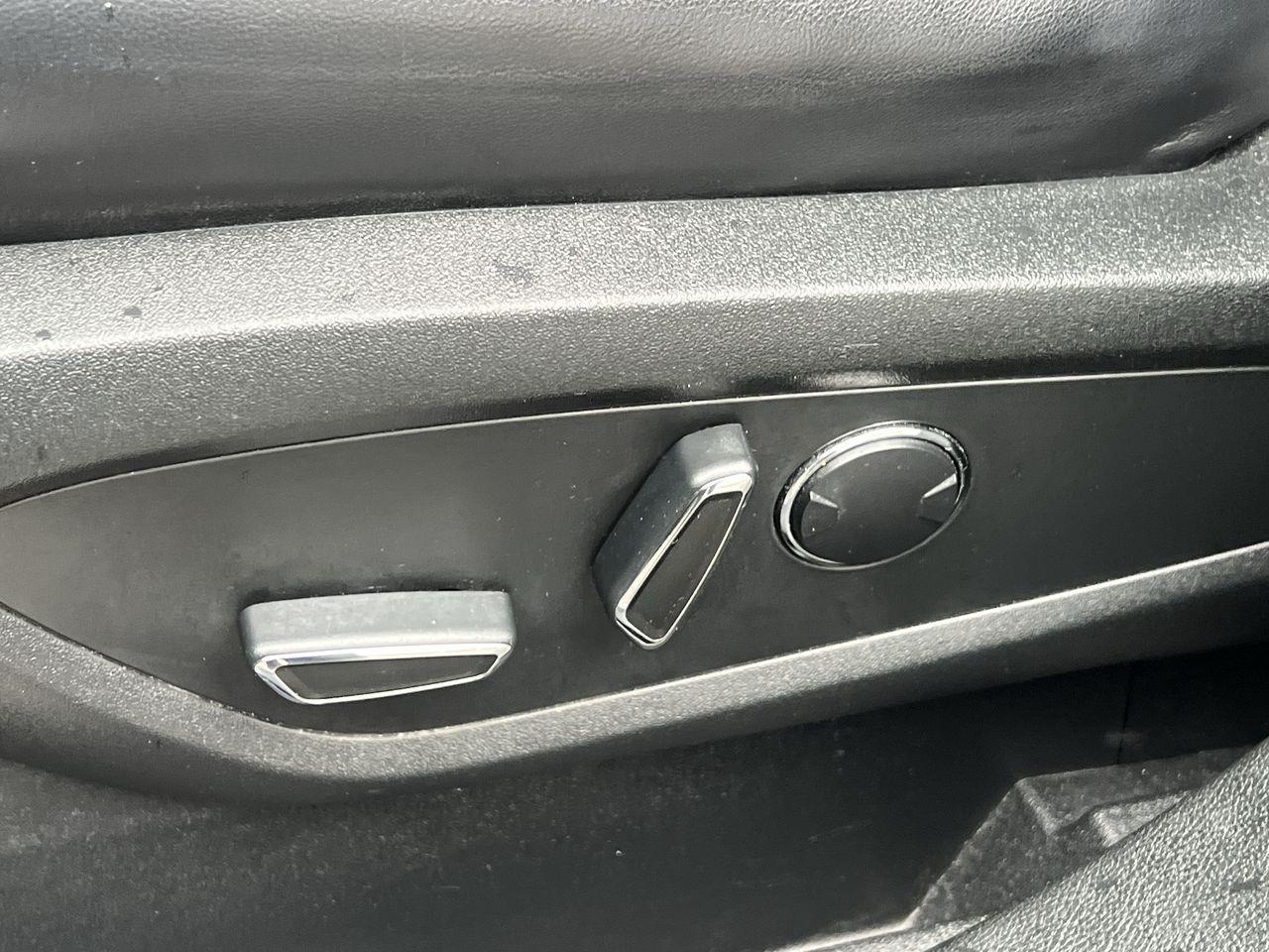 2018 Lincoln MKX Reserve AWD, MOONROOF, HEATED LEATHER SEATS, SIRIUS XM, NAV, BACK UP CAM!! Photo