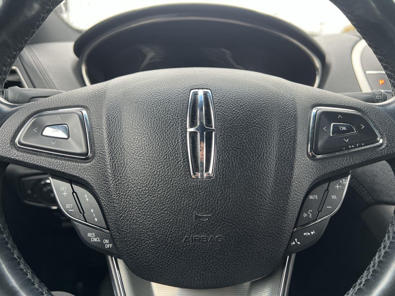 2018 Lincoln MKX Reserve AWD, MOONROOF, HEATED LEATHER SEATS, SIRIUS XM, NAV, BACK UP CAM!! Photo