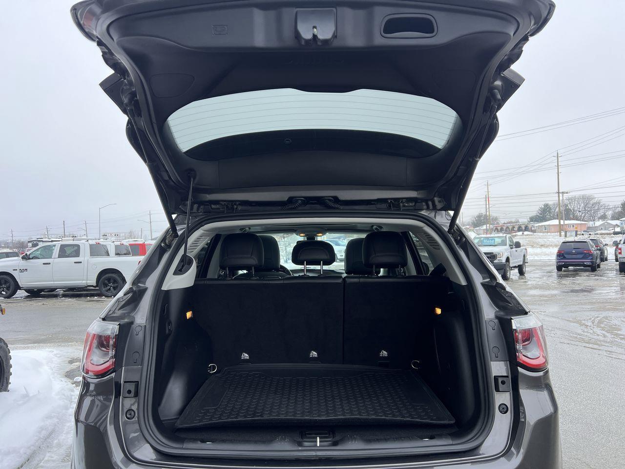 2021 Jeep Compass Trailhawk 4X4, MOONROOF, SIRIUS XM, NAV, BACK UP CAM, HEATED LEATHER SEATS!! Photo