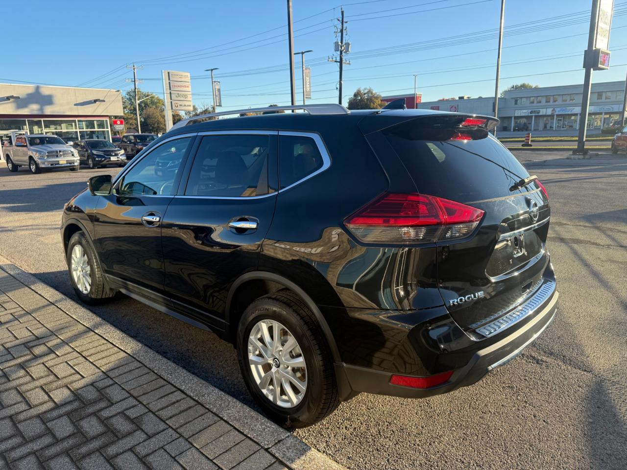 2017 Nissan Rogue SV Photo