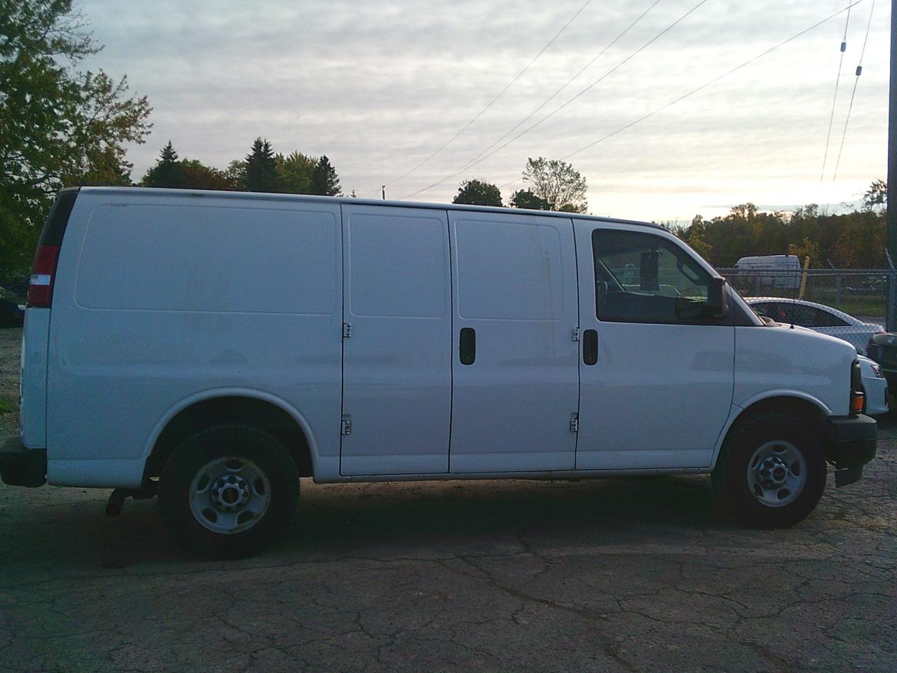 2017 GMC Savana Cargo Van RWD 3500 135 Photo4