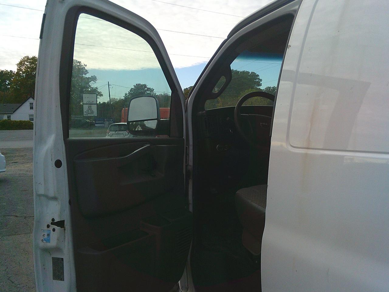 2017 GMC Savana Cargo Van RWD 3500 135 - Photo #9
