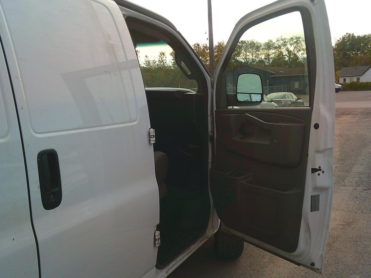 2017 GMC Savana Cargo Van RWD 3500 135 - Photo #15