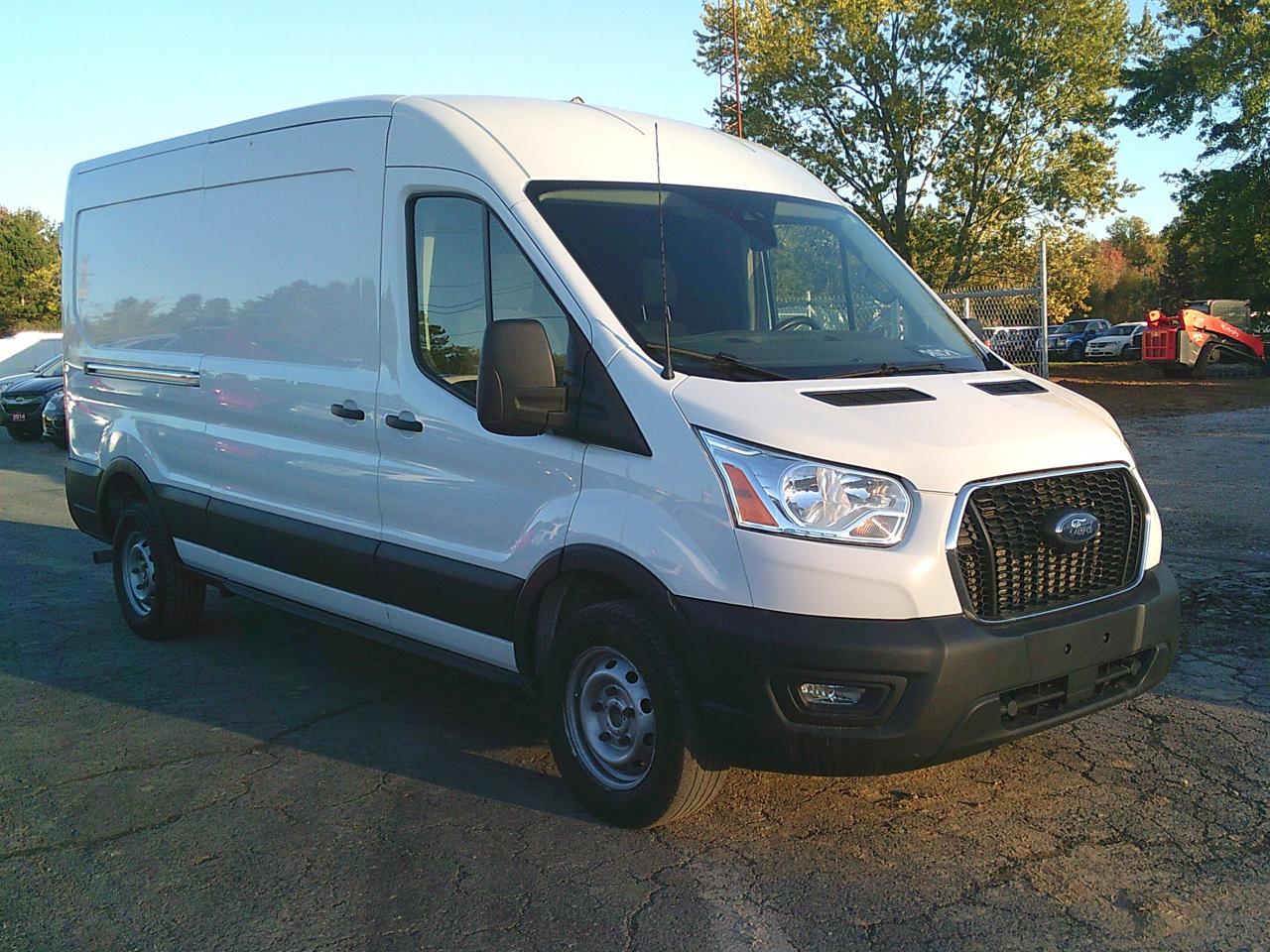 2021 Ford Transit Cargo Van T-250 148  Med Rf 9070 GVWR RWD - Photo #4