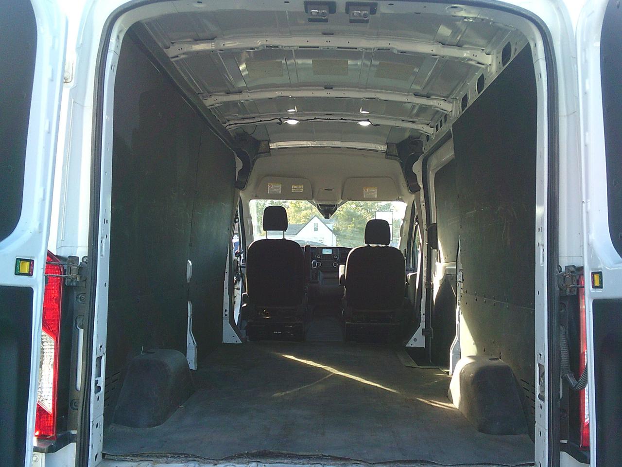 2021 Ford Transit Cargo Van T-250 148  Med Rf 9070 GVWR RWD - Photo #23