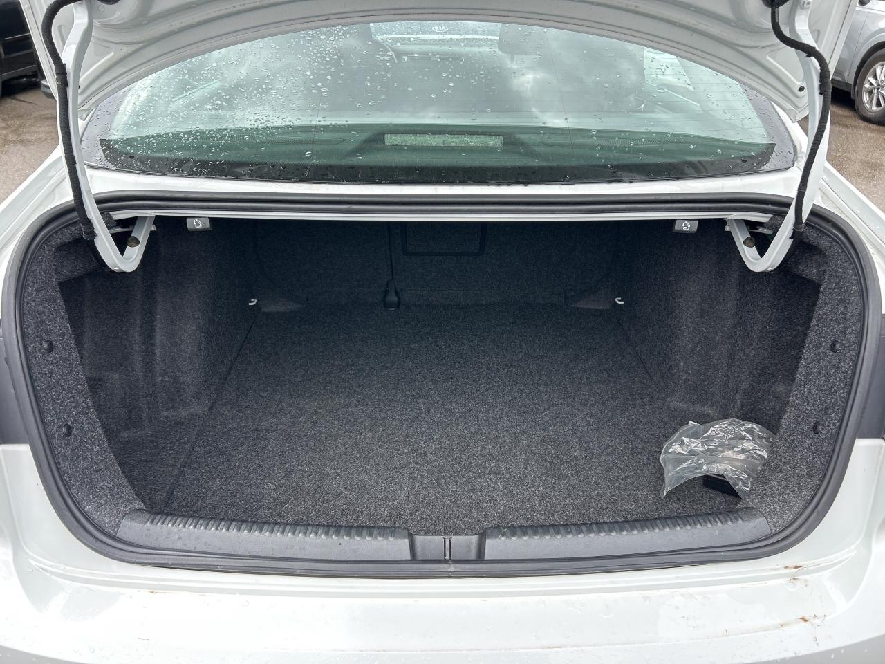 2016 Volkswagen Jetta Sedan COMFORTLINE, CLEAN CARFAX, MANUAL, SUNROOF! - Photo #11